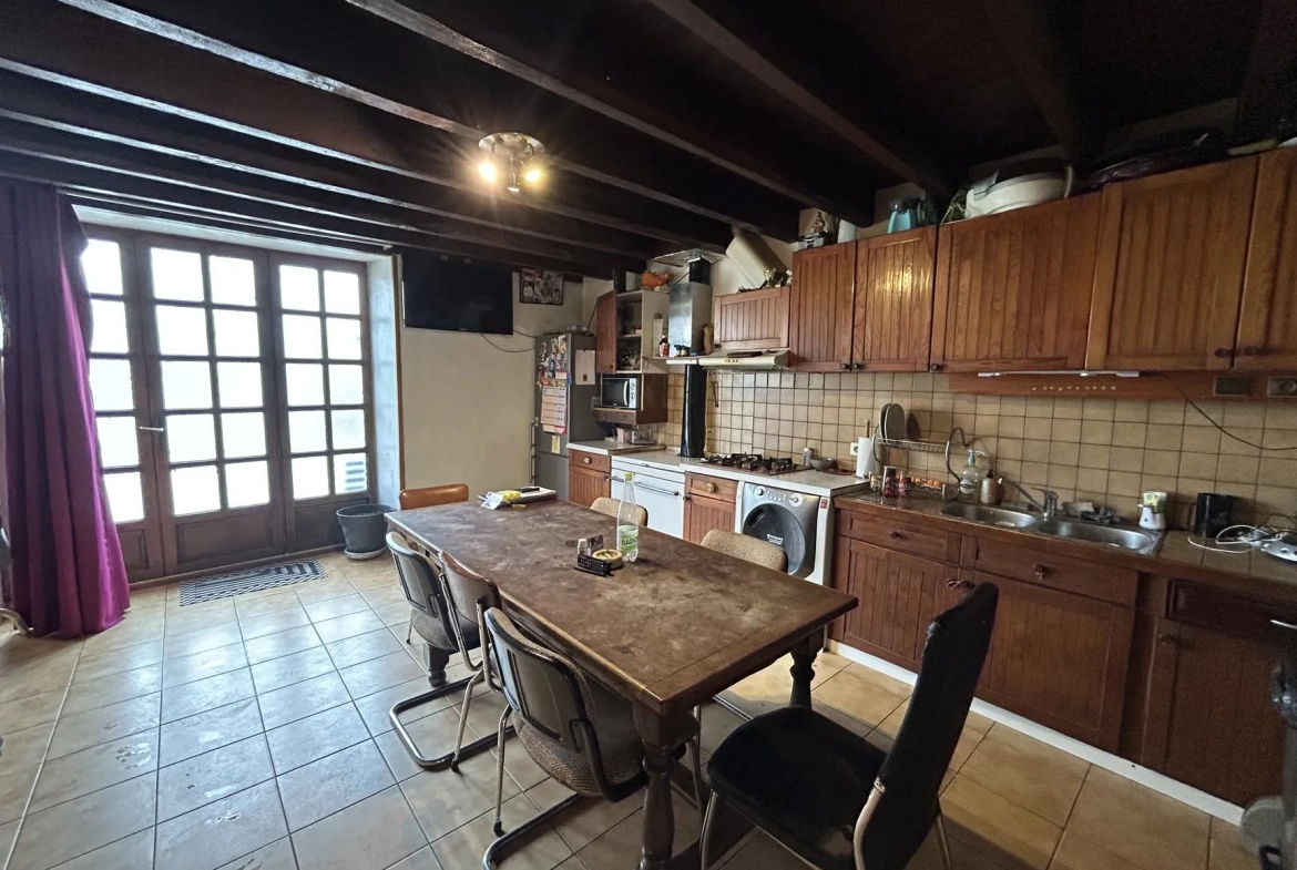 Maison de village à Vénès avec cour privative et garage, idéalement située 