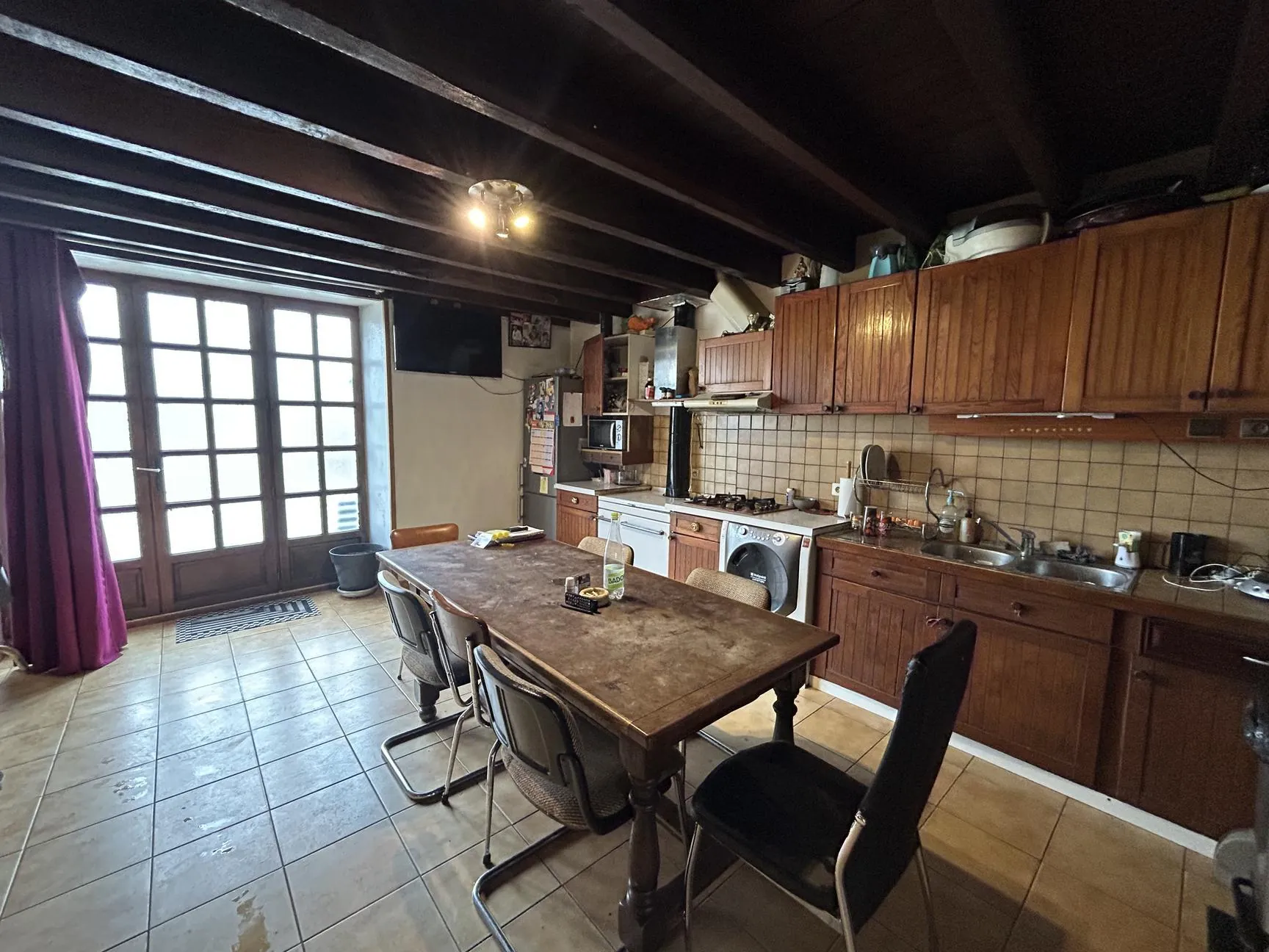 Maison de village à Vénès avec cour privative et garage, idéalement située 