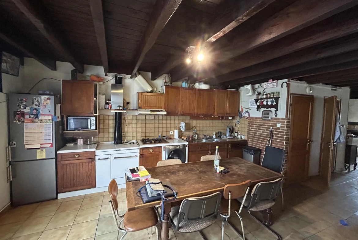 Maison de village à Vénès avec cour privative et garage, idéalement située 