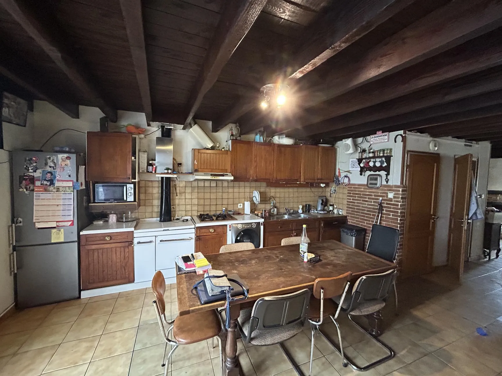 Maison de village à Vénès avec cour privative et garage, idéalement située 