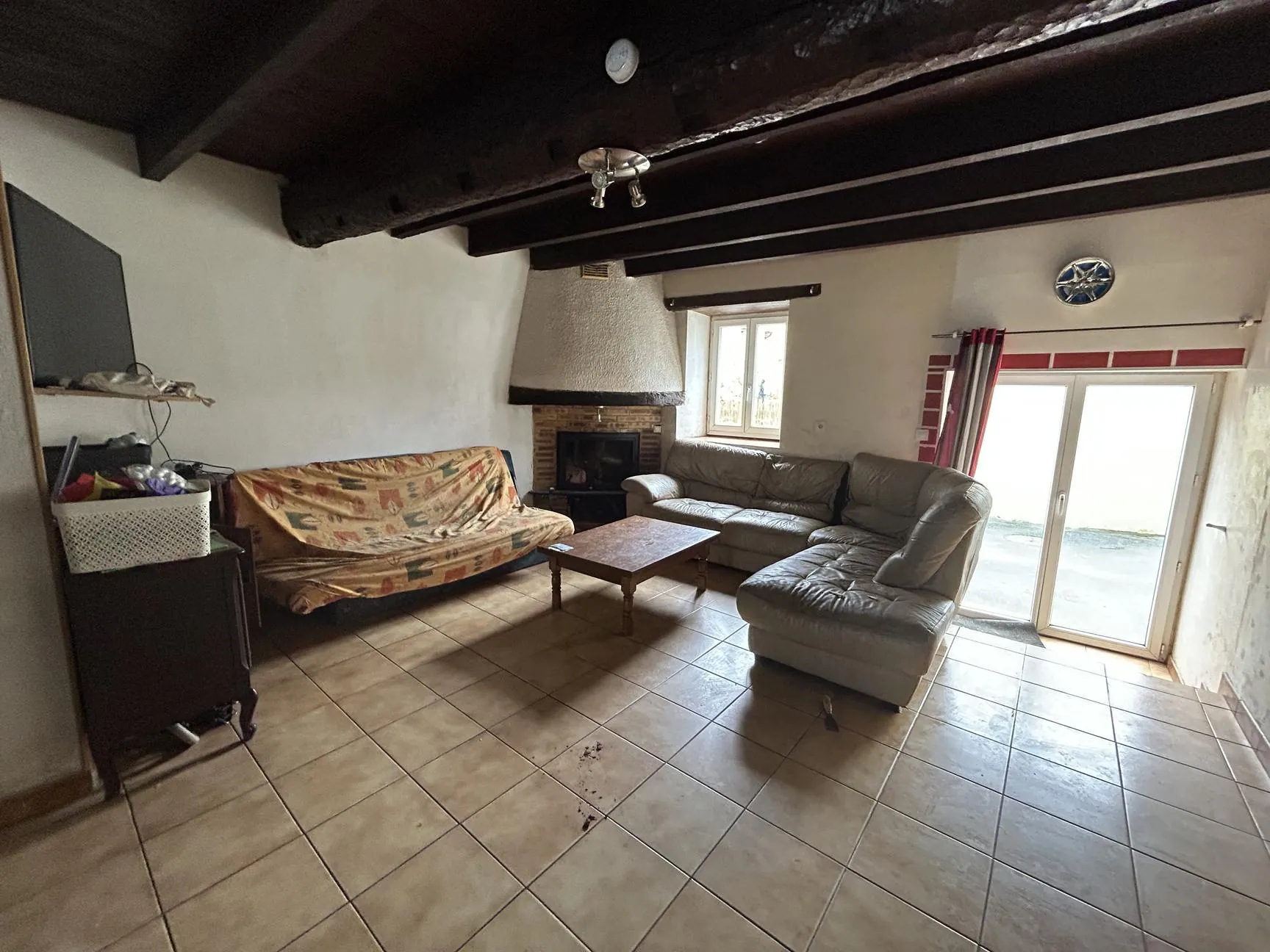 Maison de village à Vénès avec cour privative et garage, idéalement située 