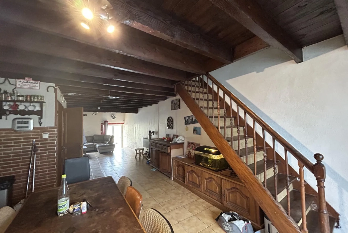 Maison de village à Vénès avec cour privative et garage, idéalement située 