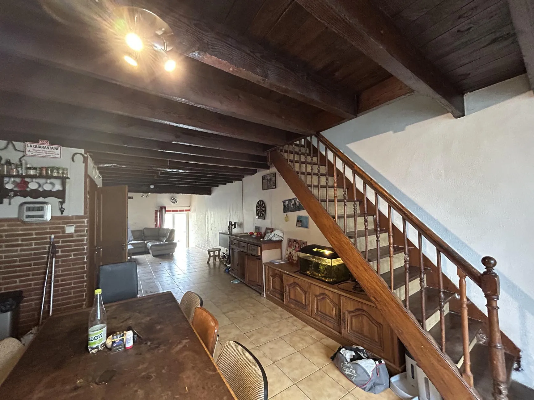 Maison de village à Vénès avec cour privative et garage, idéalement située 