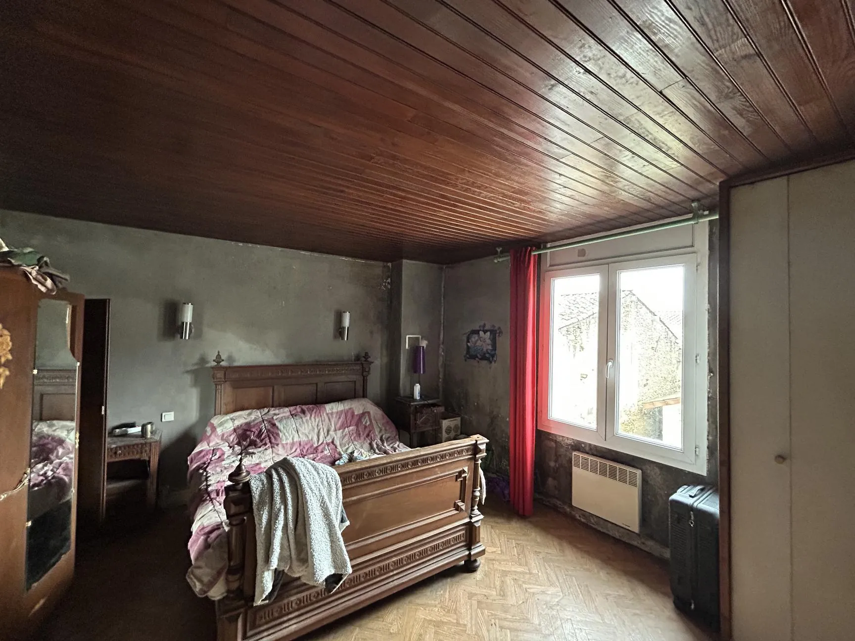 Maison de village à Vénès avec cour privative et garage, idéalement située 