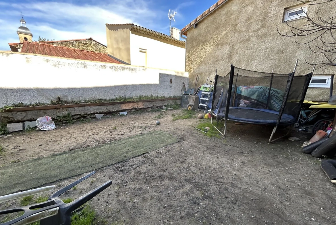 Maison de village à Vénès avec cour privative et garage, idéalement située 