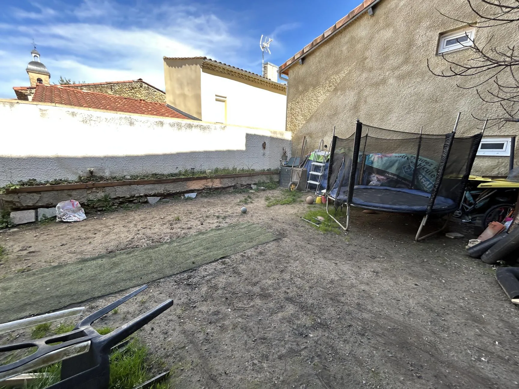 Maison de village à Vénès avec cour privative et garage, idéalement située 