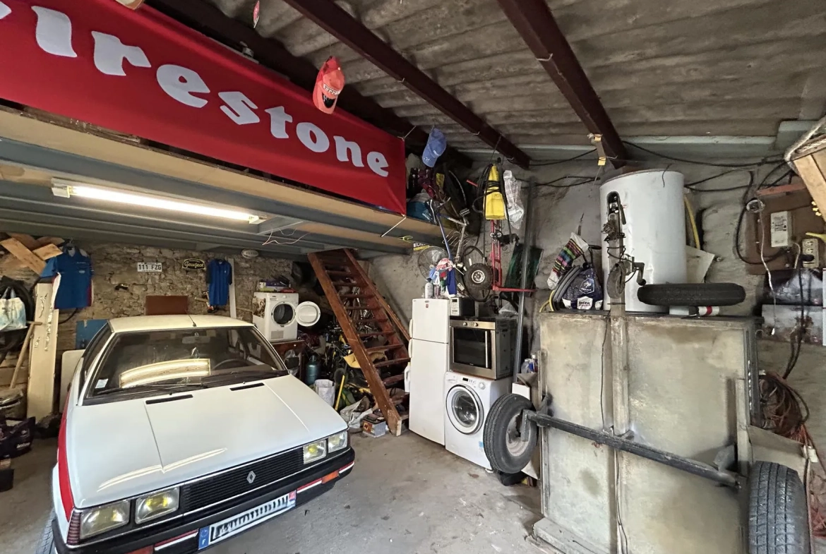 Maison de village à Vénès avec cour privative et garage, idéalement située 