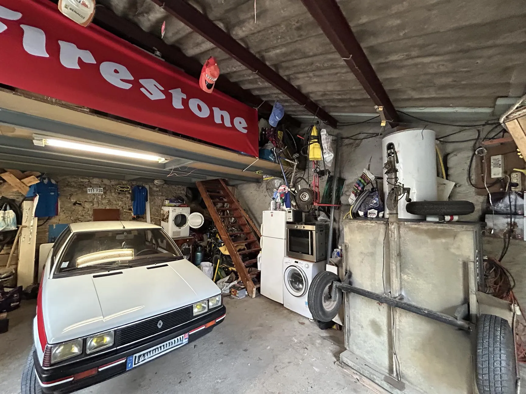 Maison de village à Vénès avec cour privative et garage, idéalement située 