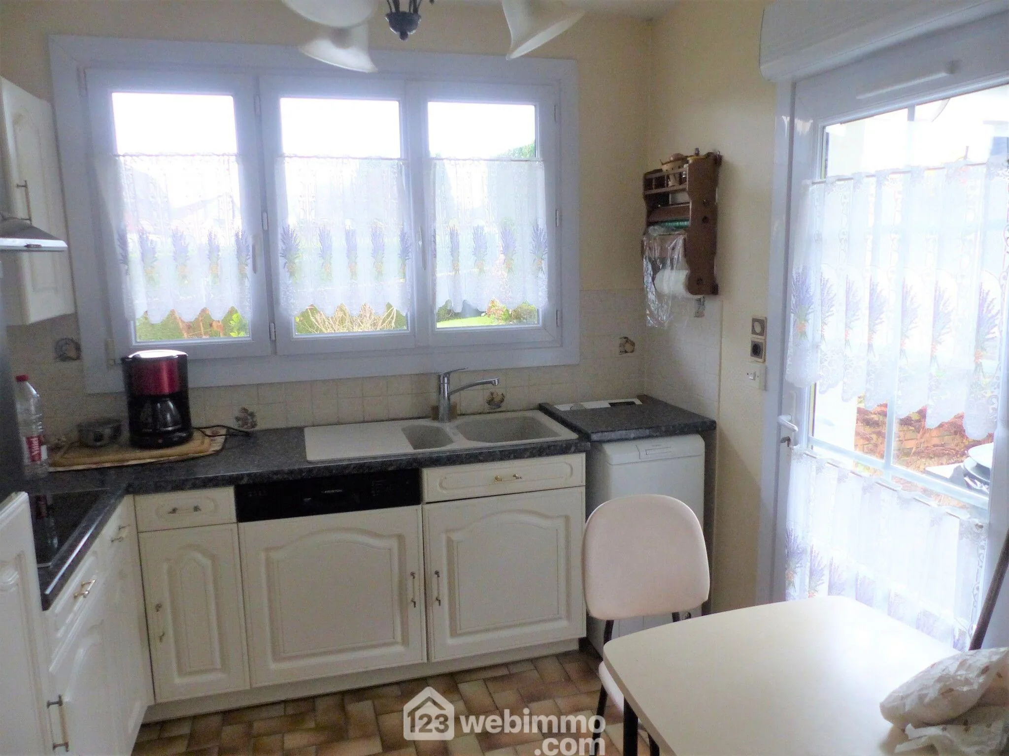 Maison 94 m² à vendre à Isneauville avec jardin, garage et terrasse 