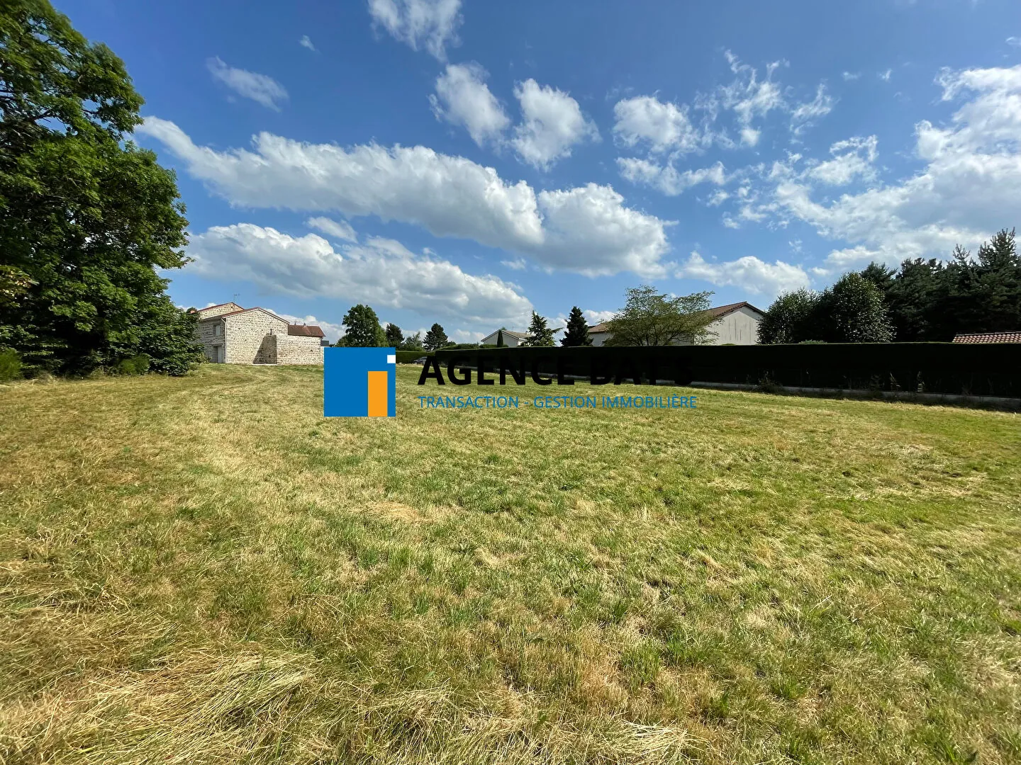 Terrain constructible de 2600m² à Sainte Sigolène, secteur des Beaux 