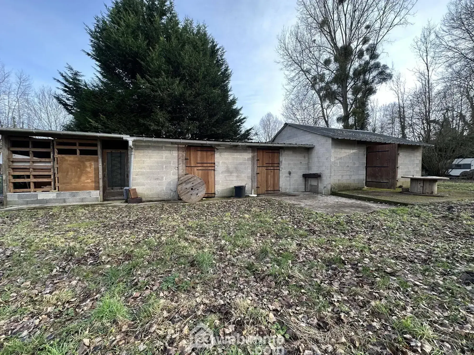 Terrain de loisirs de 11 300 m² à Presles-et-Thierny – Étangs, bâtiment et pâture 