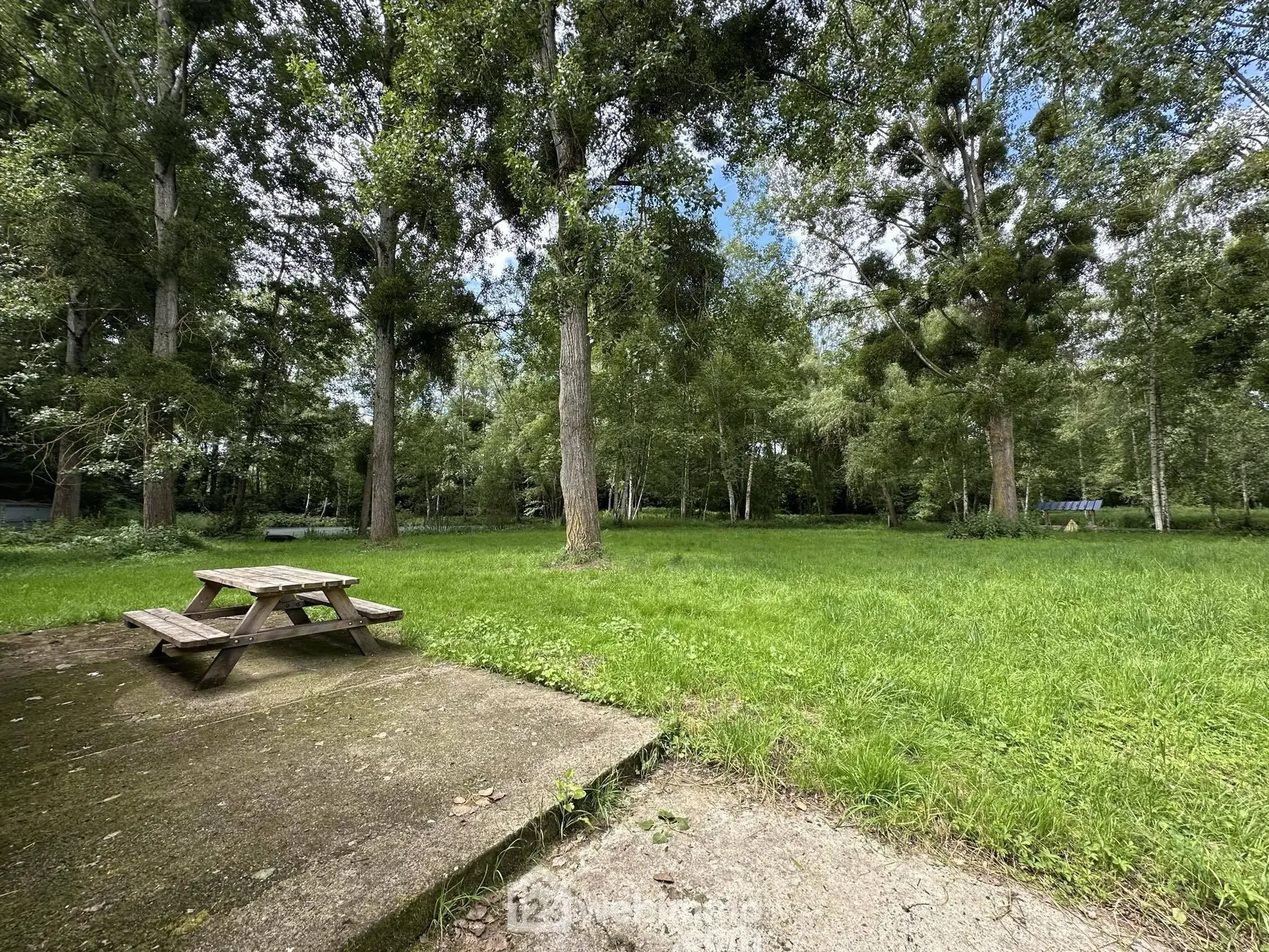 Terrain de loisirs de 11 300 m² à Presles-et-Thierny – Étangs, bâtiment et pâture 