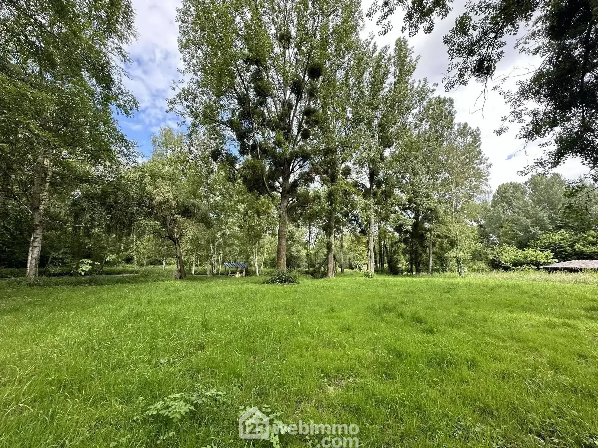 Terrain de loisirs de 11 300 m² à Presles-et-Thierny – Étangs, bâtiment et pâture 