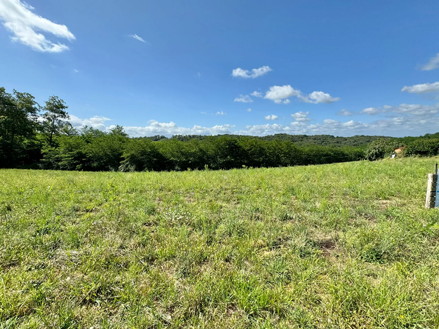 Terrain constructible à Cescau de 2080 m² avec vue exceptionnelle 