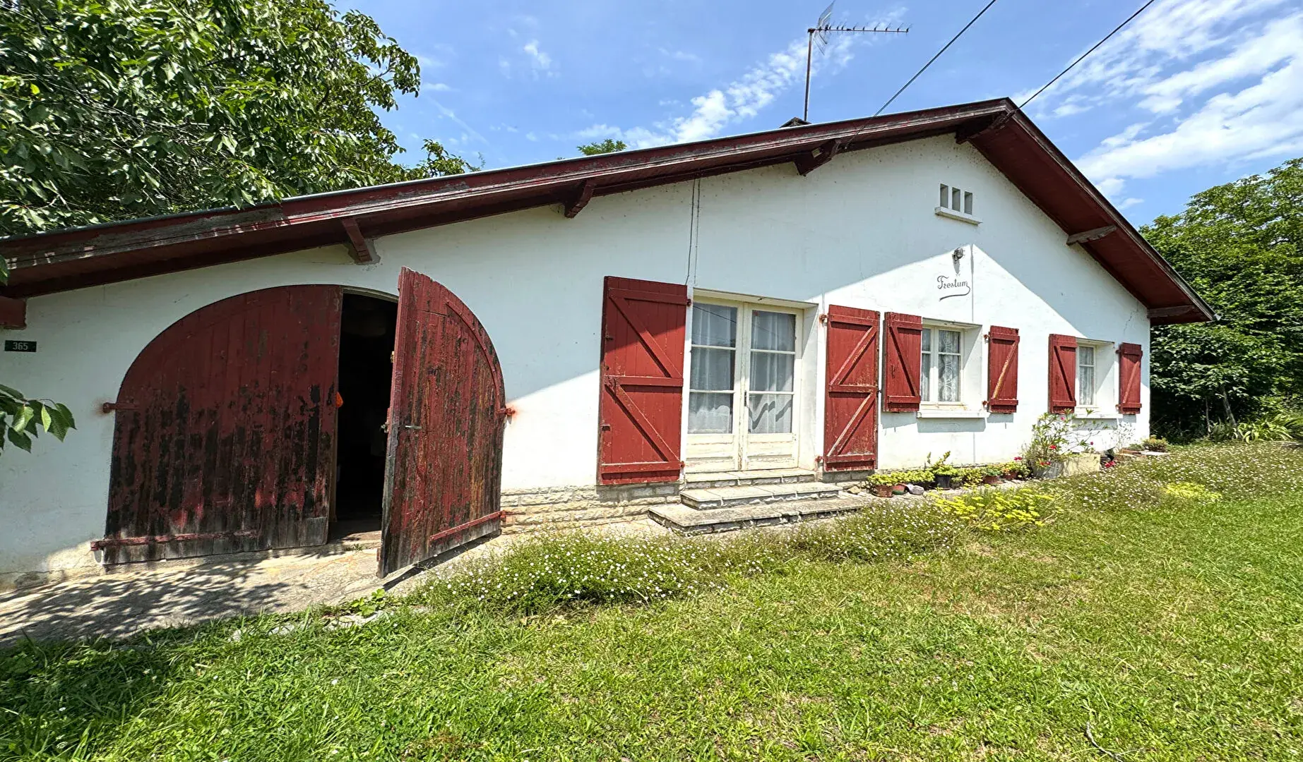 Maison à vendre à Bidache de 70 m² avec grand terrain et potentiel de rénovation 