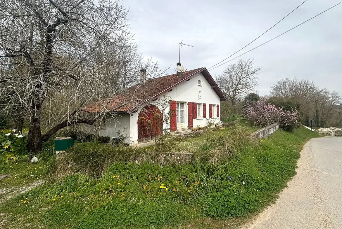 Maison à vendre à Bidache de 70 m² avec grand terrain et potentiel de rénovation 