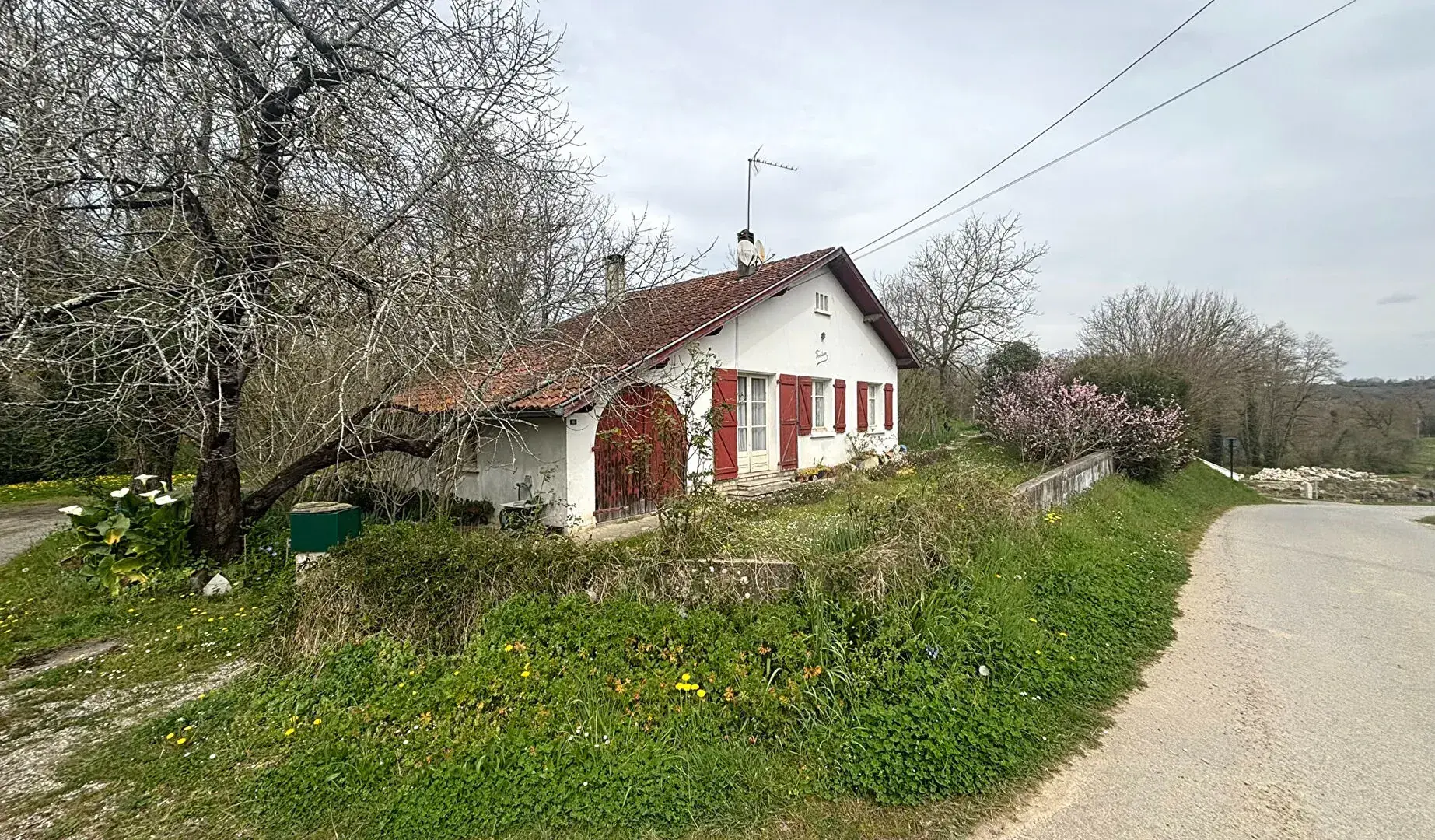 Maison à vendre à Bidache de 70 m² avec grand terrain et potentiel de rénovation 