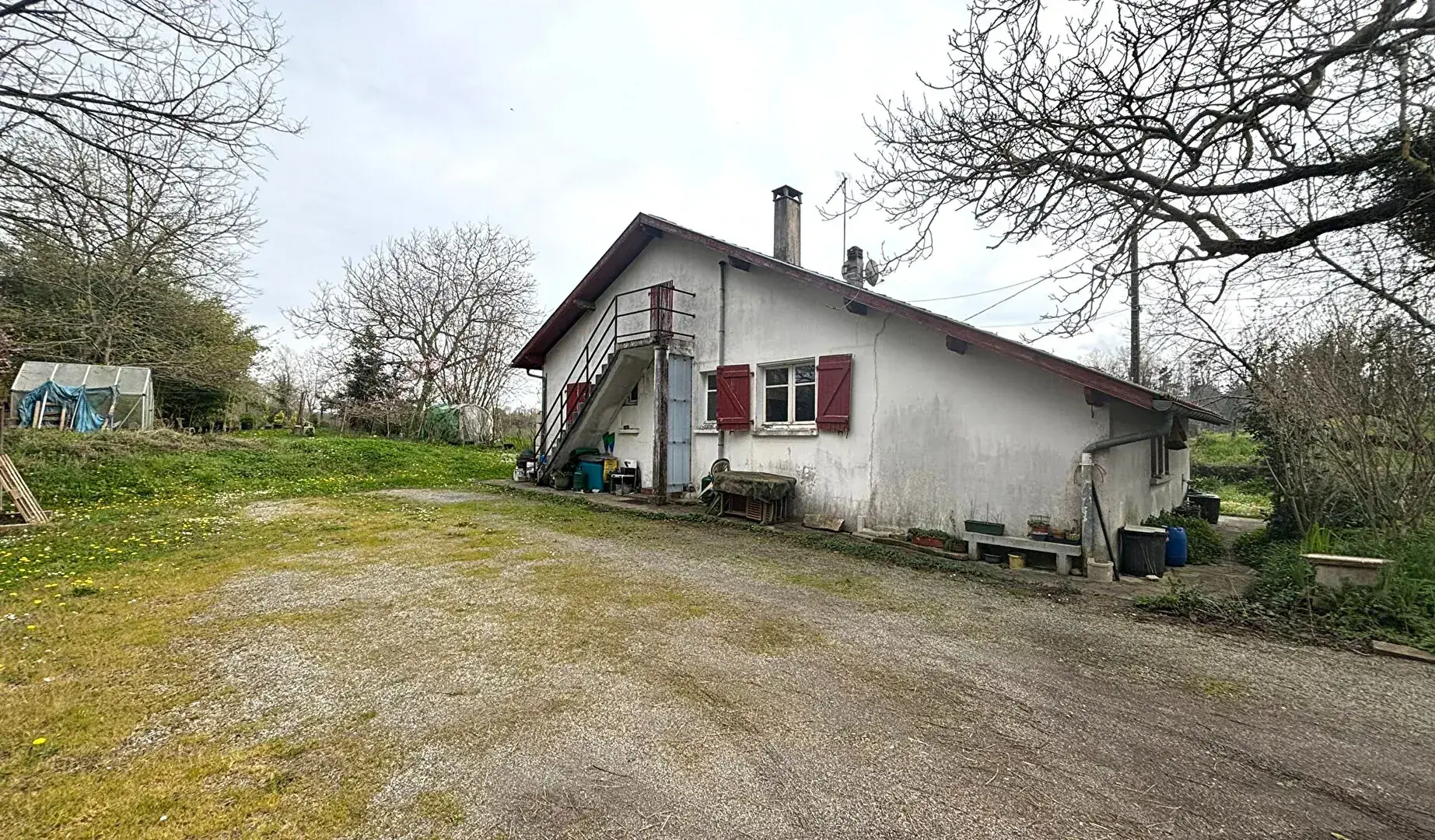 Maison à vendre à Bidache de 70 m² avec grand terrain et potentiel de rénovation 