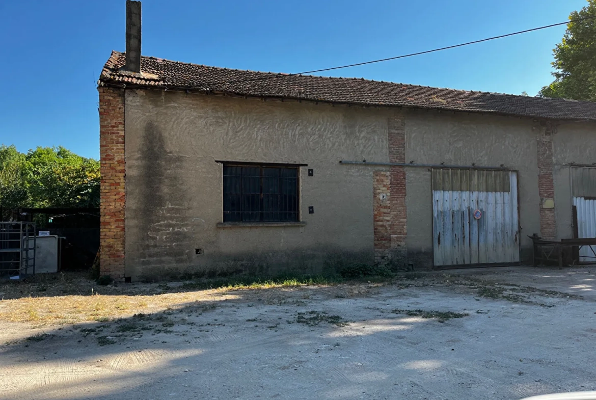 Hangar industriel de 95 m² à Saignon, idéal stockage ou activité professionnelle 