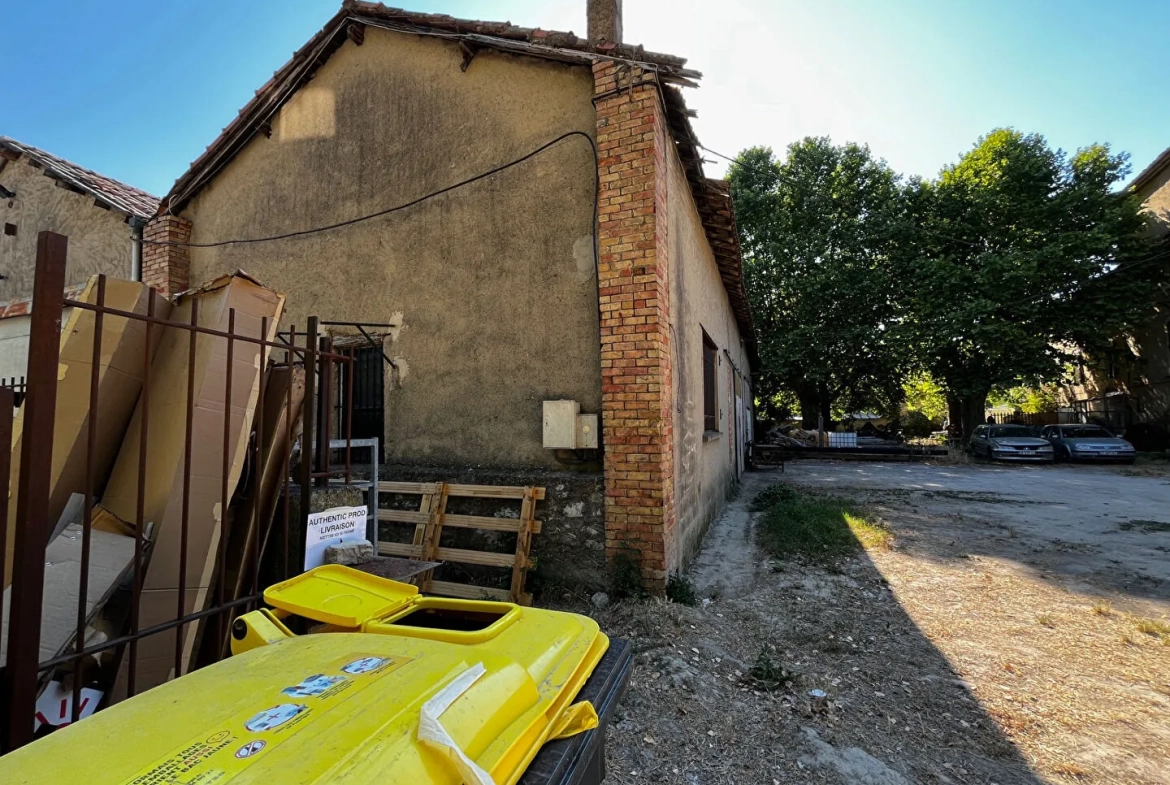 Hangar industriel de 95 m² à Saignon, idéal stockage ou activité professionnelle 