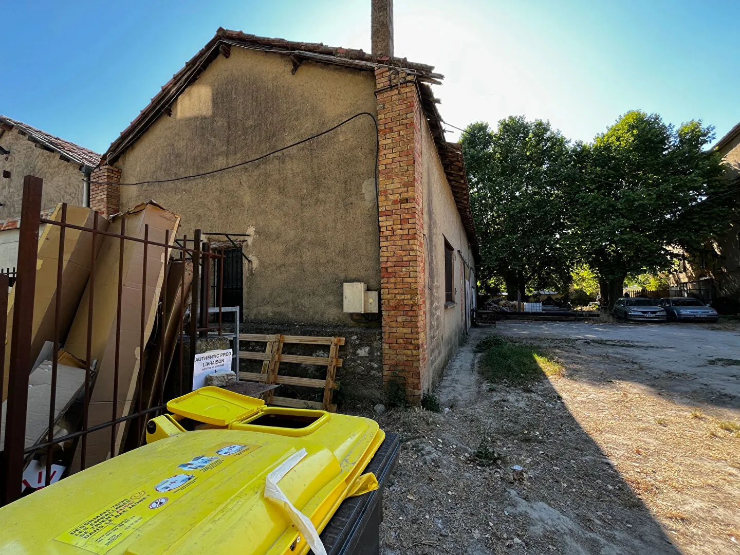 Hangar industriel de 95 m² à Saignon, idéal stockage ou activité professionnelle 