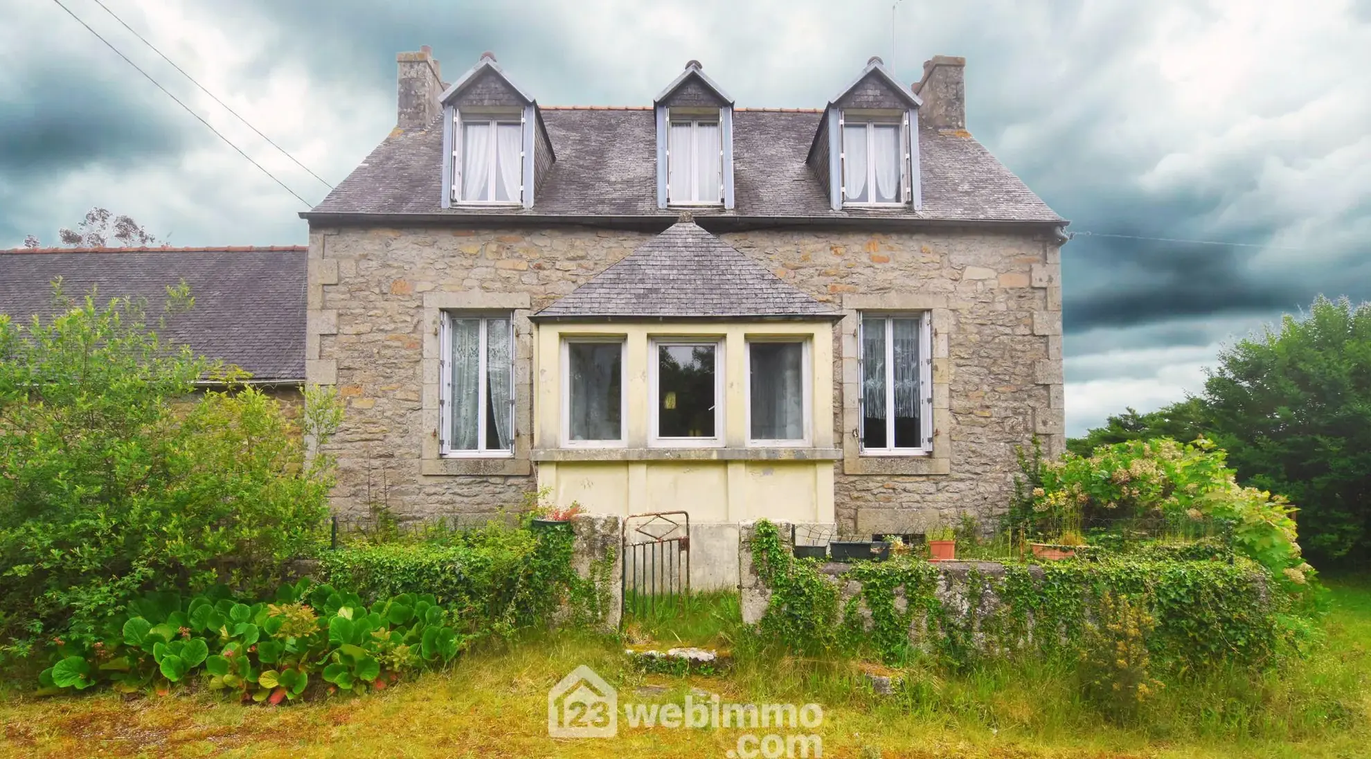 A vendre ensemble de deux maisons à Guerlesquin sur 12 000 m² avec potentiel locatif 