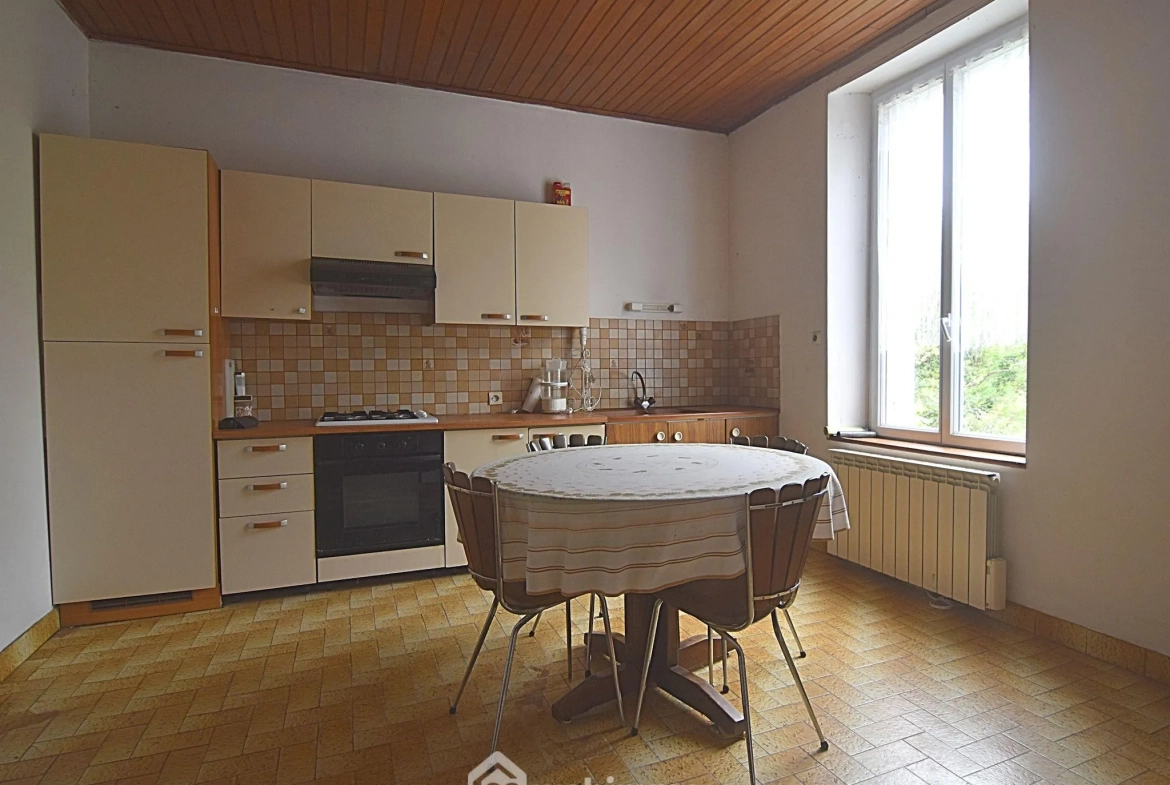 A vendre ensemble de deux maisons à Guerlesquin sur 12 000 m² avec potentiel locatif 