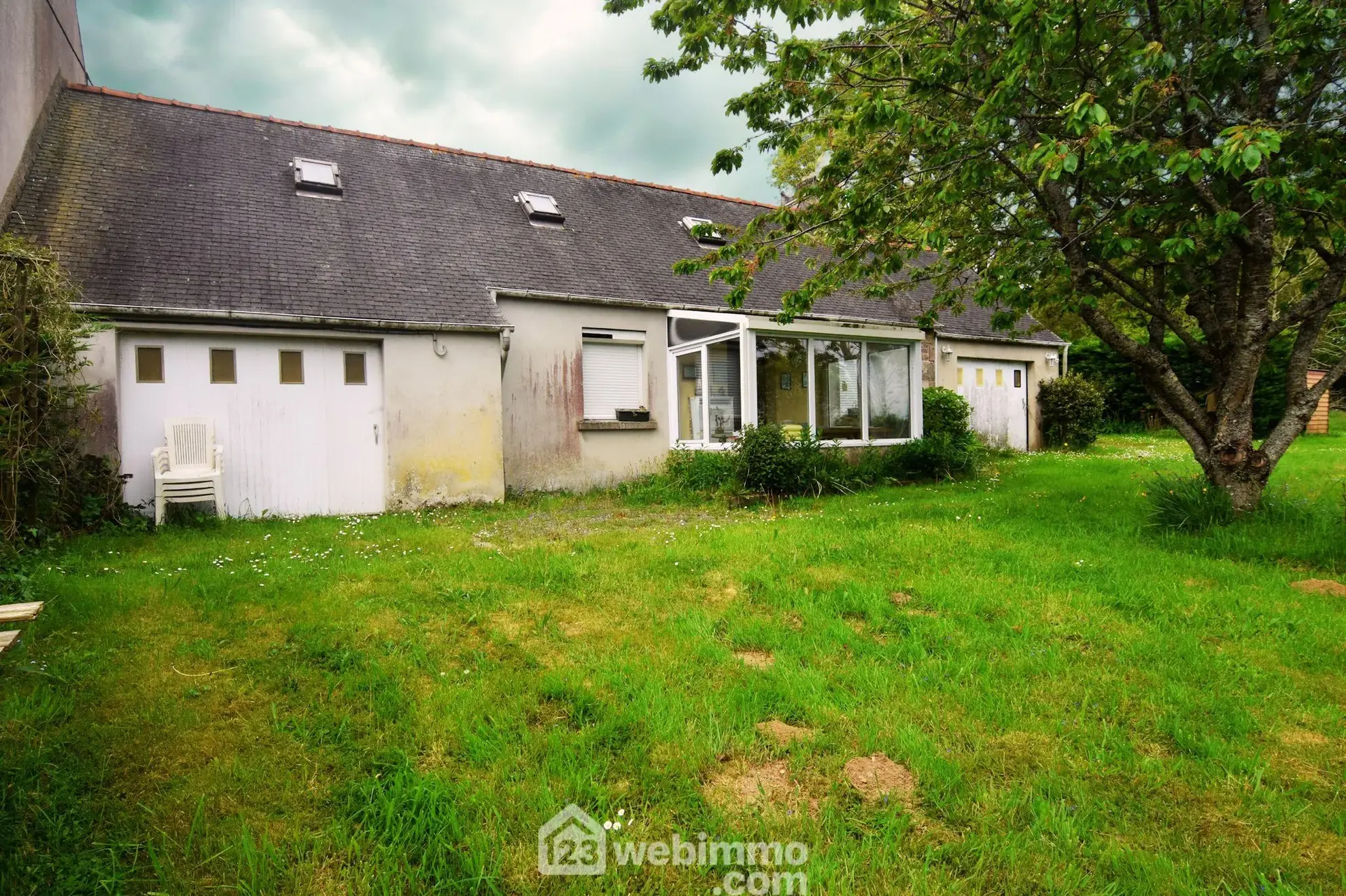 A vendre ensemble de deux maisons à Guerlesquin sur 12 000 m² avec potentiel locatif 