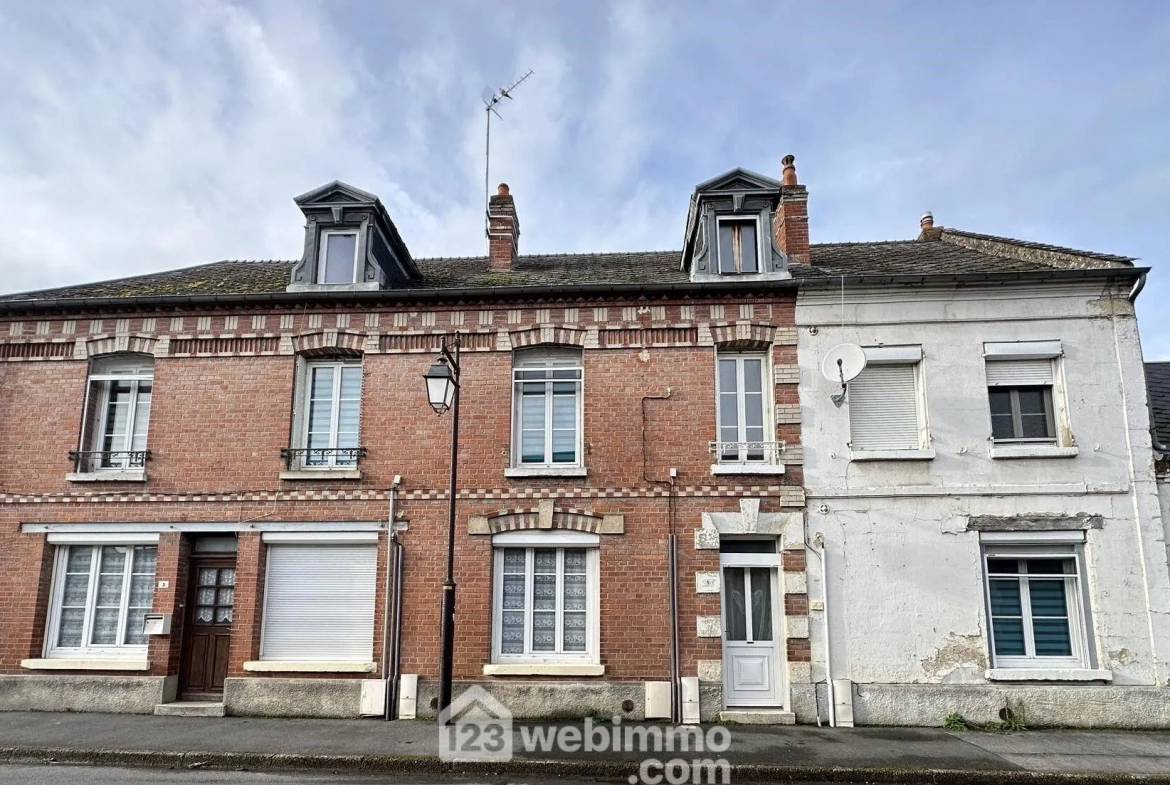 Ensemble immobilier à Crépy de 218 m² avec deux maisons et appartement loué 