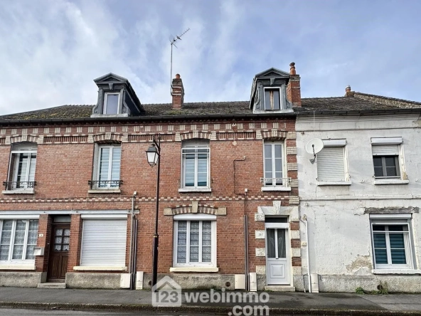 Ensemble immobilier à Crépy de 218 m² avec deux maisons et appartement loué
