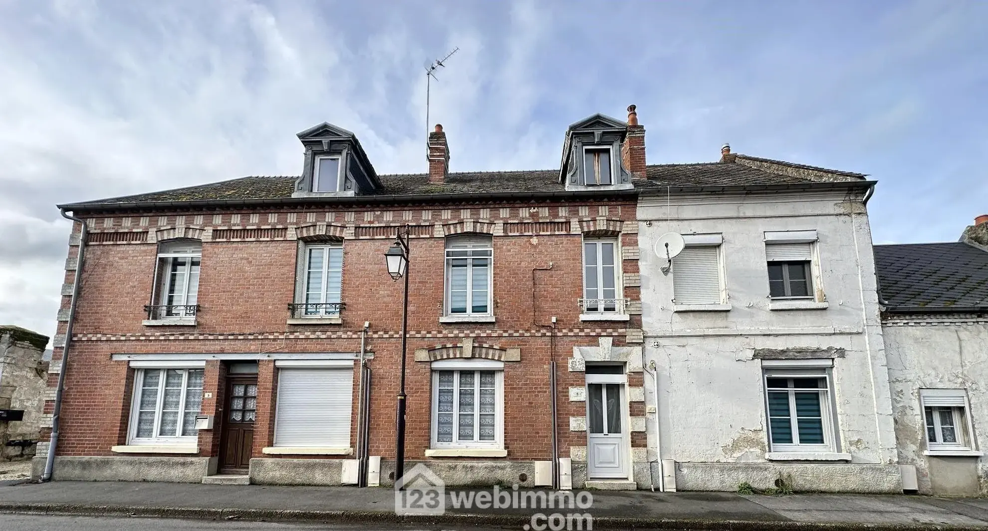 Ensemble immobilier à Crépy de 218 m² avec deux maisons et appartement loué 