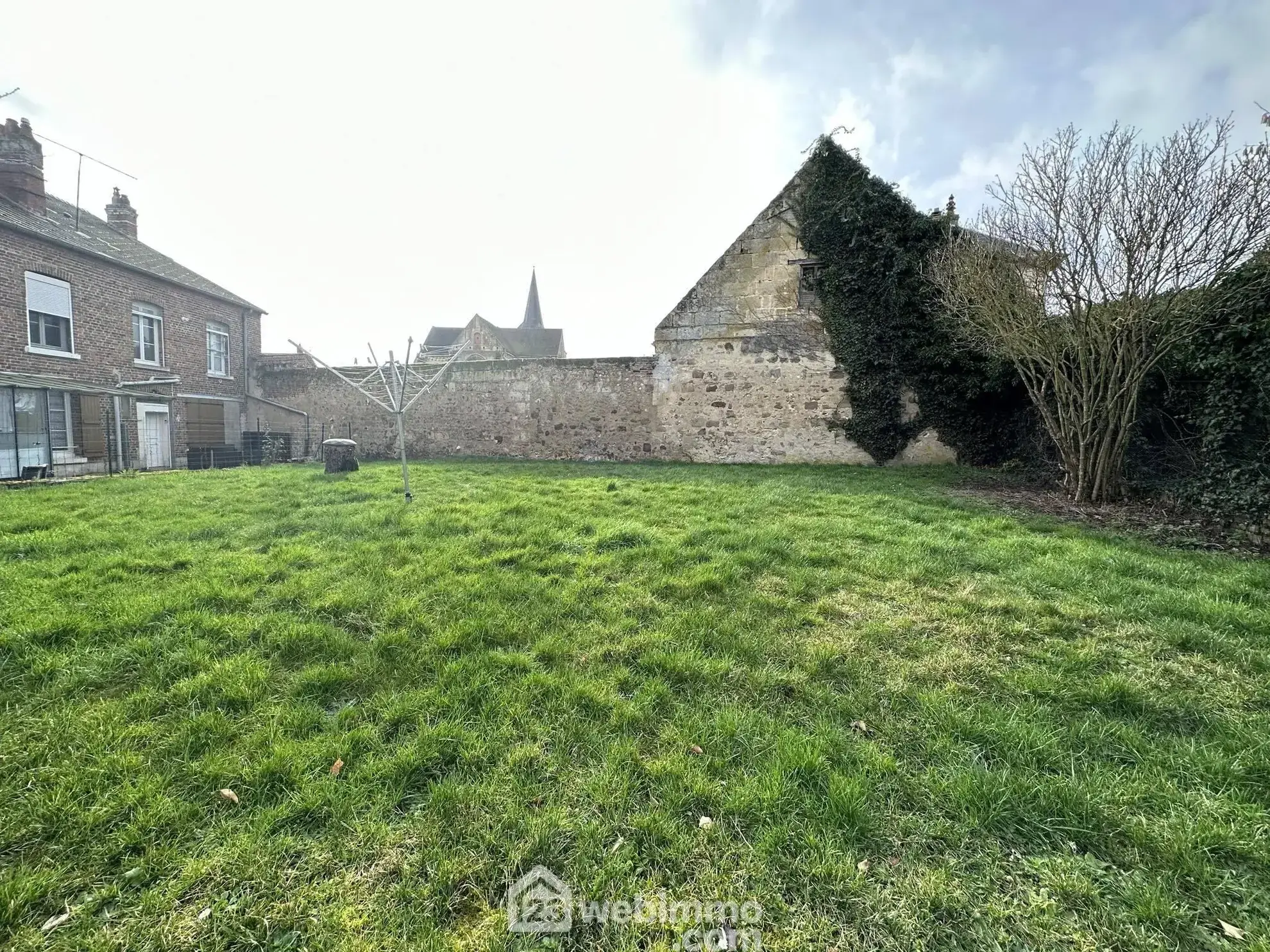 Ensemble immobilier à Crépy de 218 m² avec deux maisons et appartement loué 