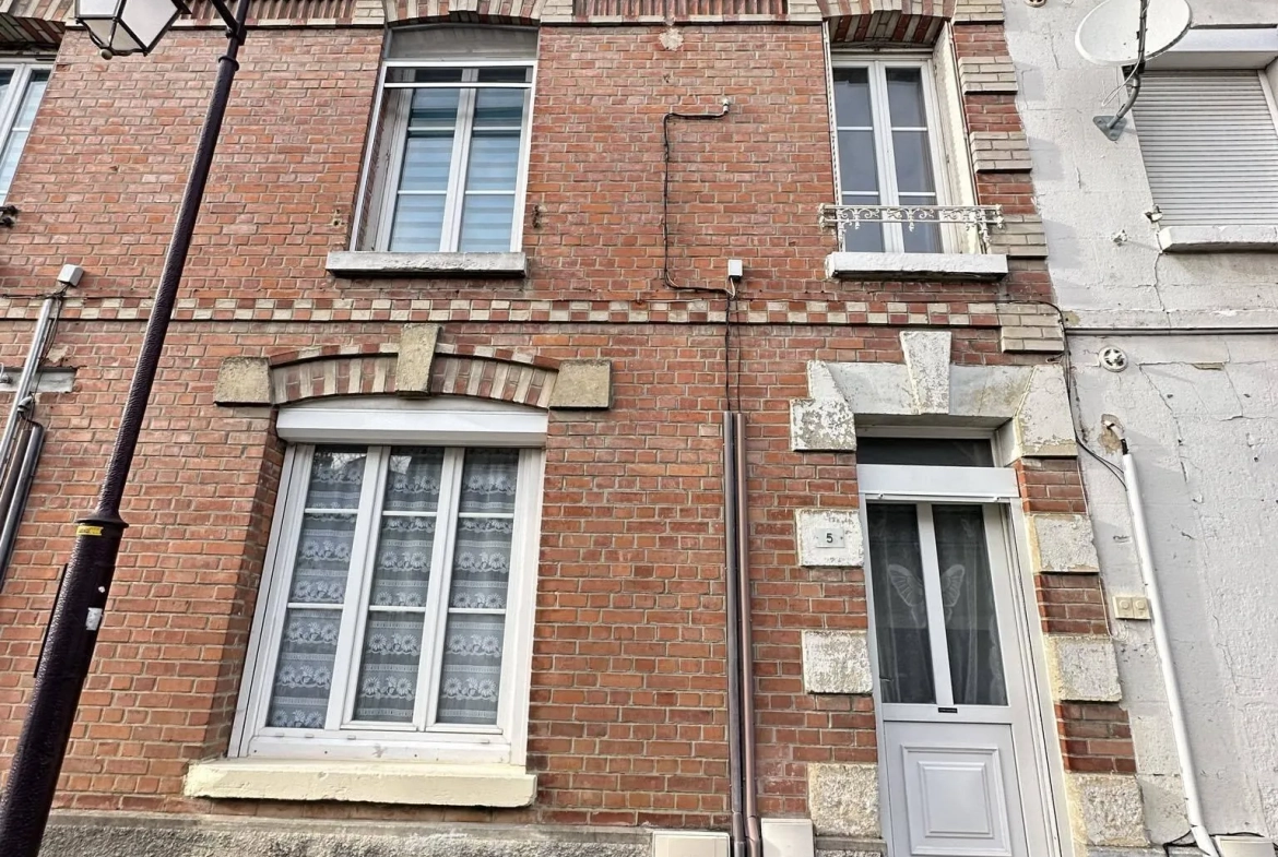 Ensemble immobilier à Crépy de 218 m² avec deux maisons et appartement loué 
