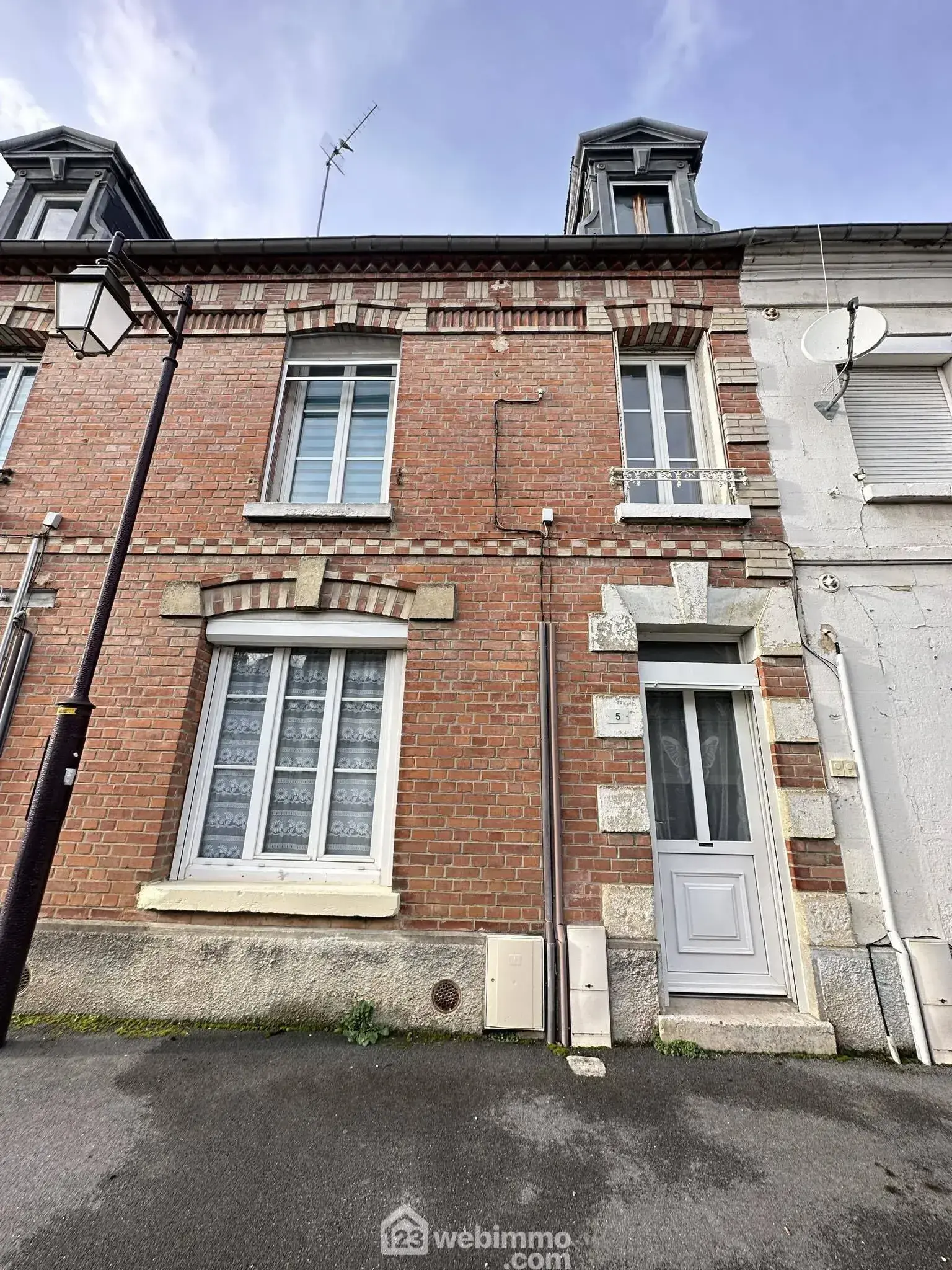 Ensemble immobilier à Crépy de 218 m² avec deux maisons et appartement loué 