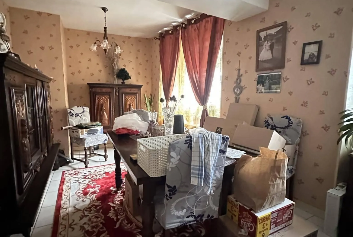 Ensemble immobilier à Crépy de 218 m² avec deux maisons et appartement loué 