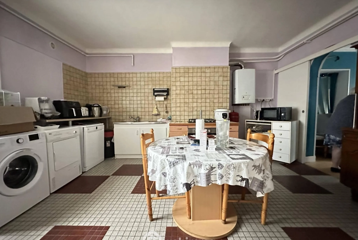 Ensemble immobilier à Crépy de 218 m² avec deux maisons et appartement loué 