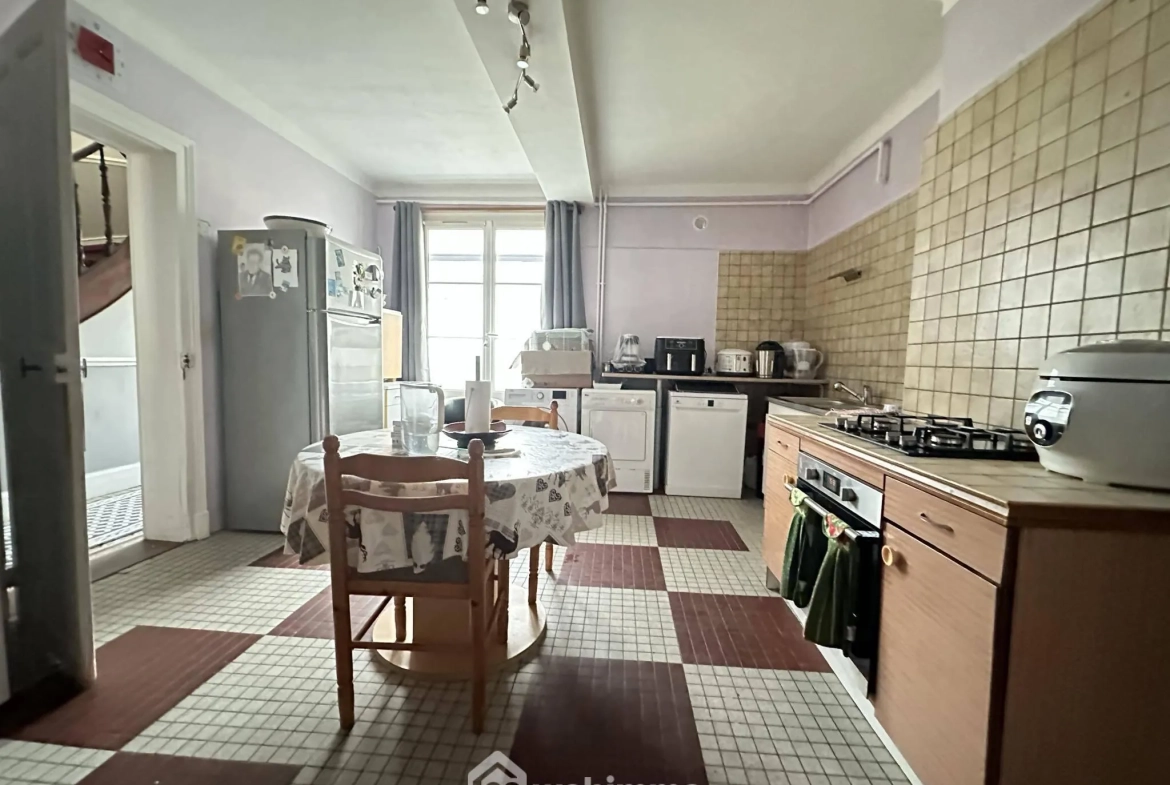 Ensemble immobilier à Crépy de 218 m² avec deux maisons et appartement loué 