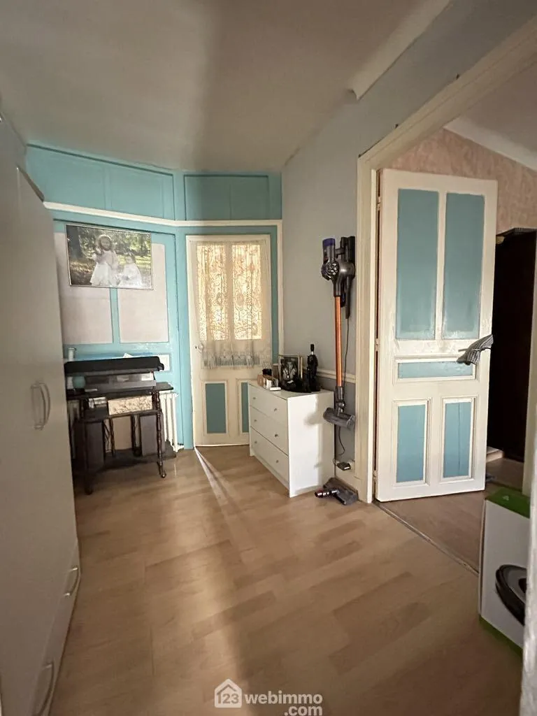 Ensemble immobilier à Crépy de 218 m² avec deux maisons et appartement loué 