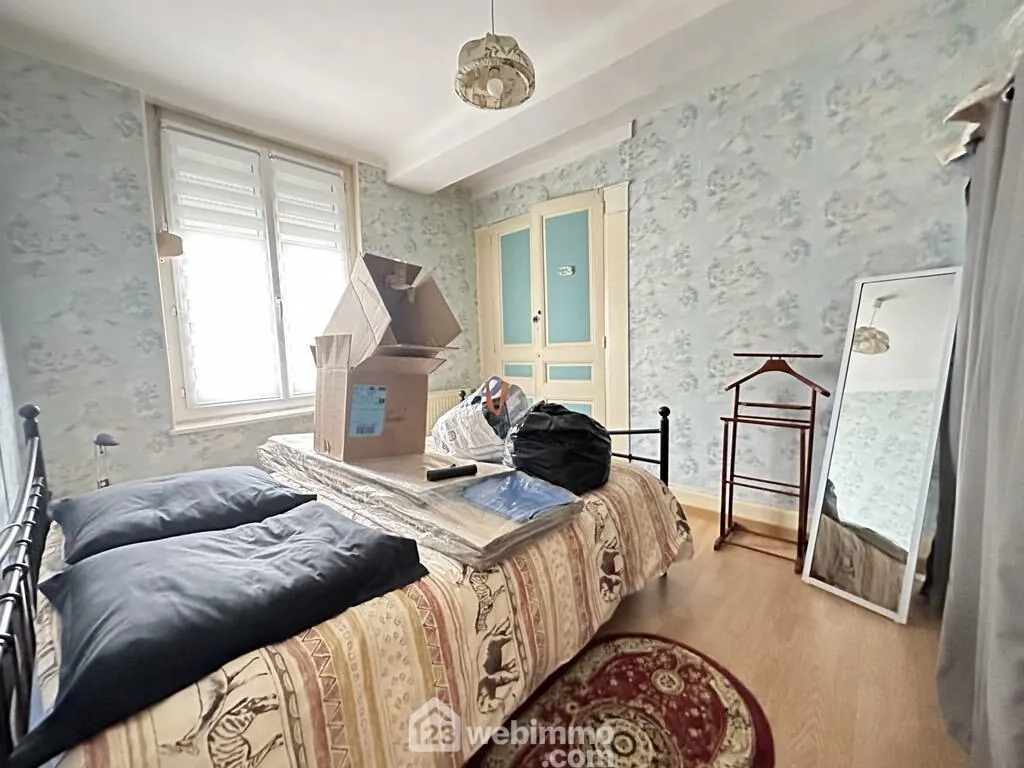 Ensemble immobilier à Crépy de 218 m² avec deux maisons et appartement loué 