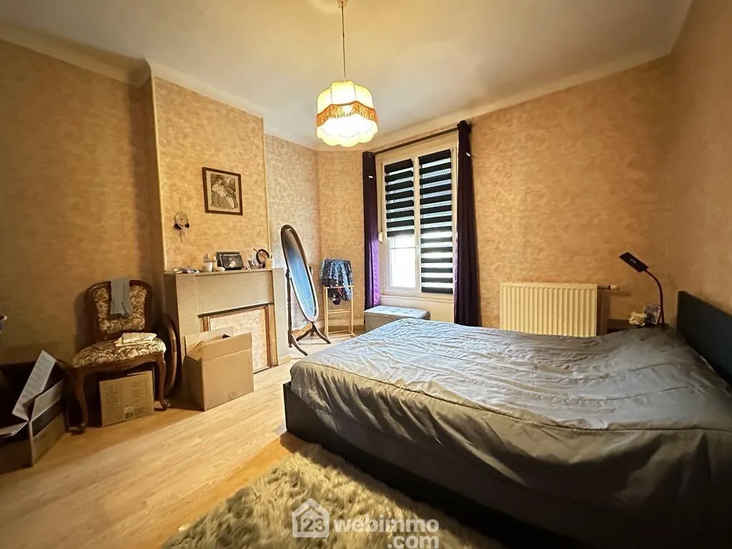 Ensemble immobilier à Crépy de 218 m² avec deux maisons et appartement loué 