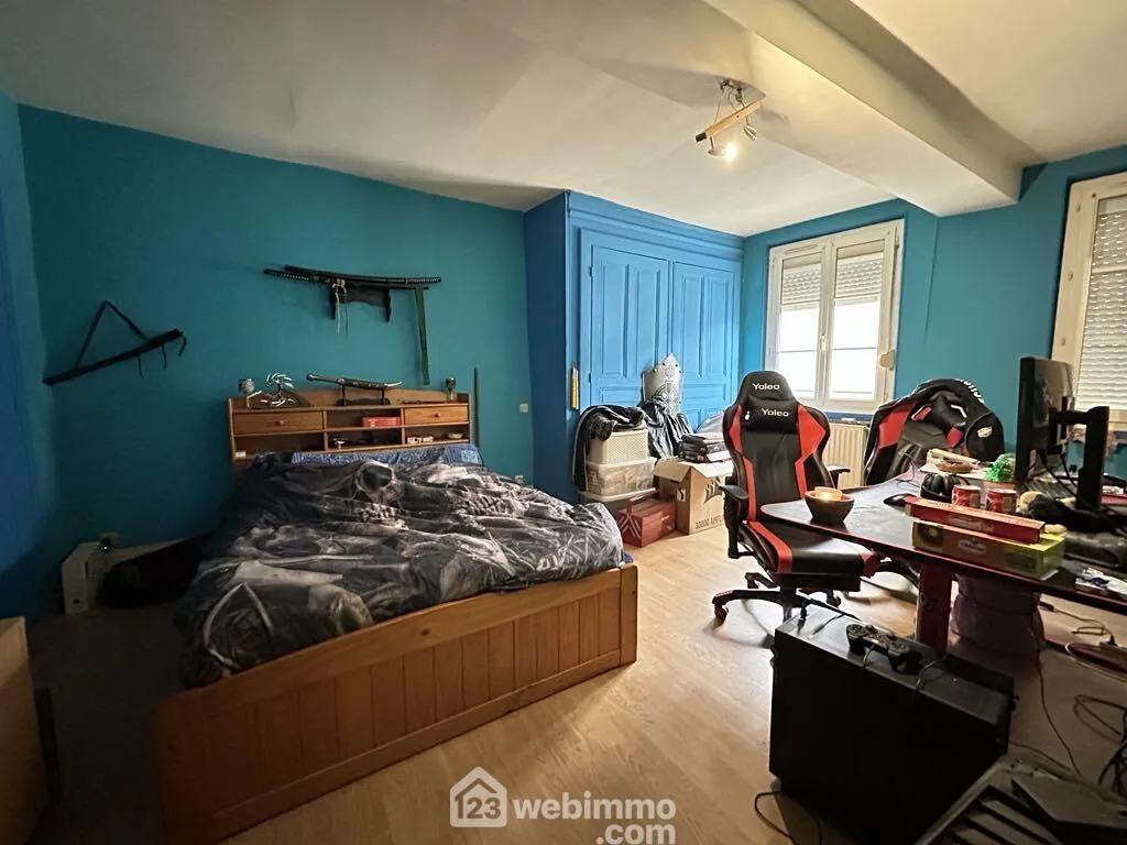 Ensemble immobilier à Crépy de 218 m² avec deux maisons et appartement loué 