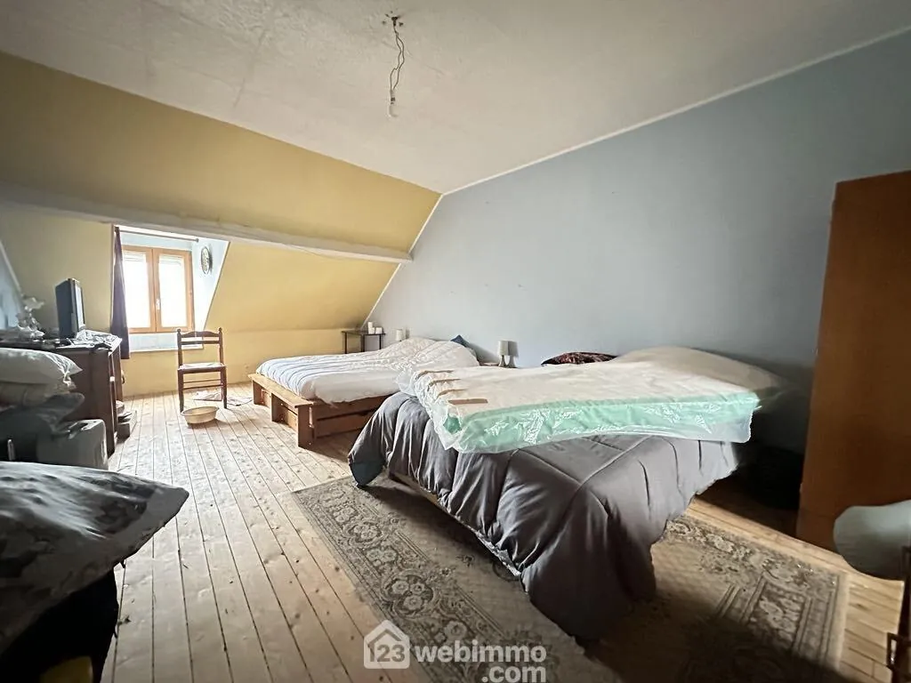 Ensemble immobilier à Crépy de 218 m² avec deux maisons et appartement loué 