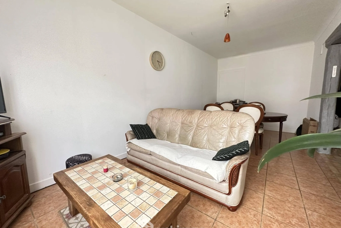 Ensemble immobilier à Crépy de 218 m² avec deux maisons et appartement loué 