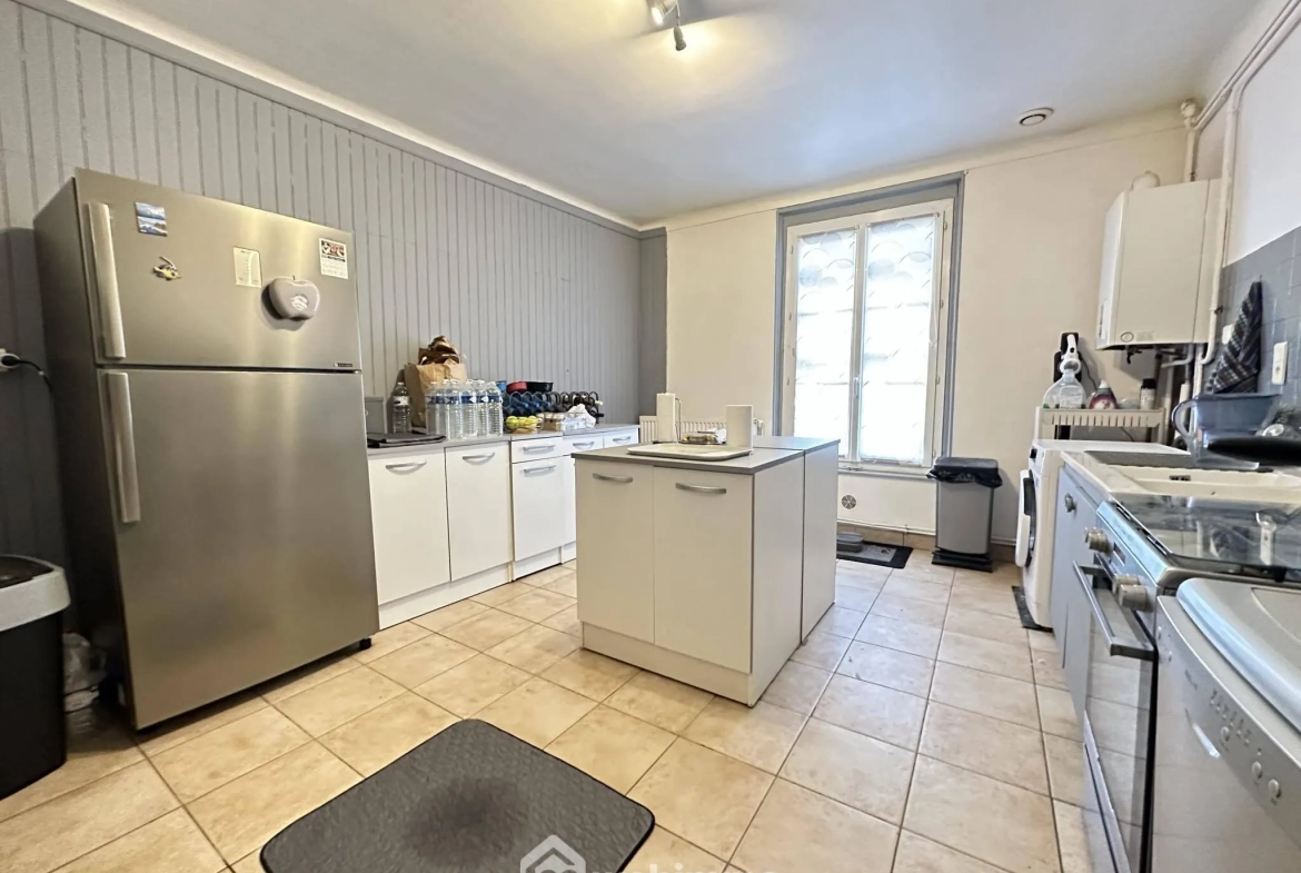 Ensemble immobilier à Crépy de 218 m² avec deux maisons et appartement loué 