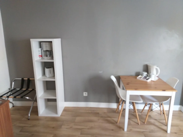 Studio rénové de 23m² à Pau, investissement sécurisé en résidence hôtelière