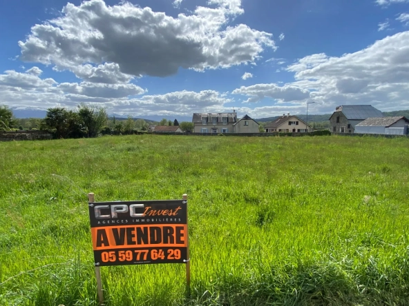Terrain constructible à Bordes avec viabilités en bordure et proche centre-ville
