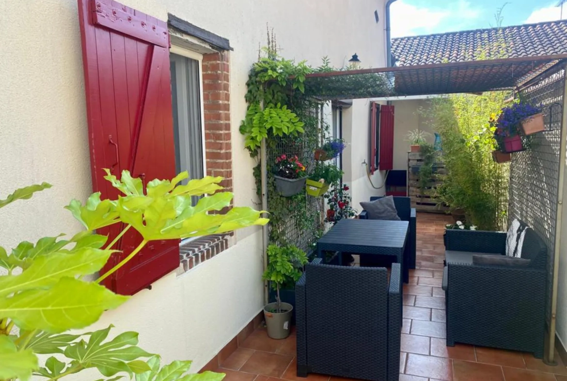 Grande maison de ville à Arthès avec terrasse et plusieurs chambres 