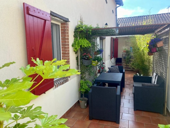 Grande maison de ville à Arthès avec terrasse et plusieurs chambres
