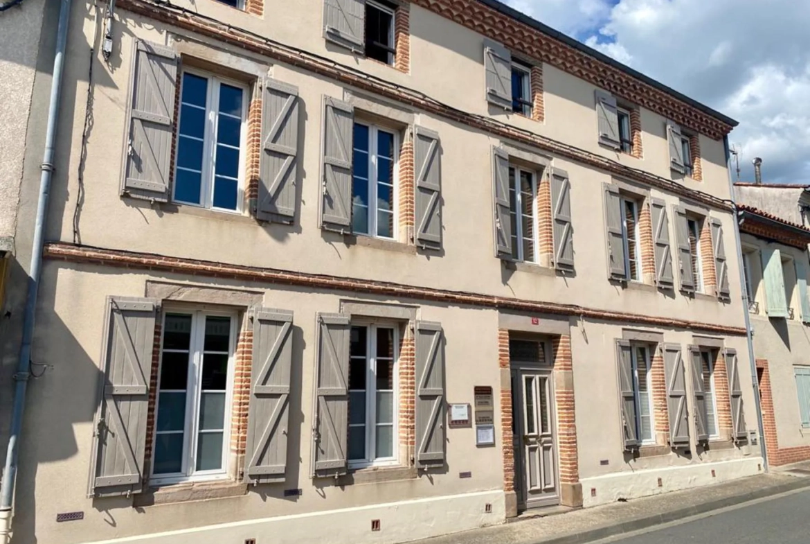 Grande maison de ville à Arthès avec terrasse et plusieurs chambres 