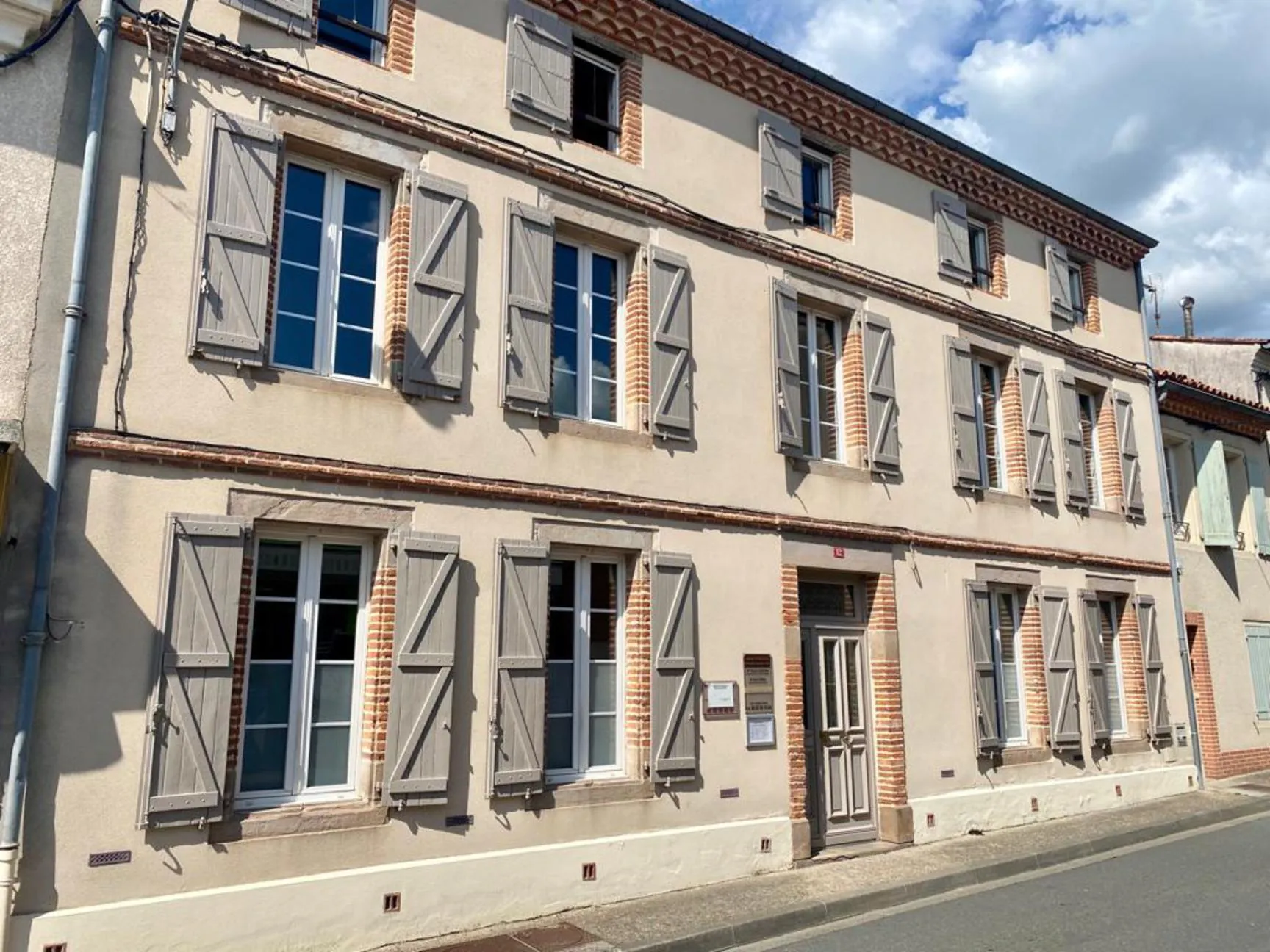 Grande maison de ville à Arthès avec terrasse et plusieurs chambres 
